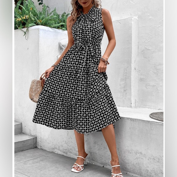 Black/White Print Ruffle Hem Belted Dress - Picture 3 of 10